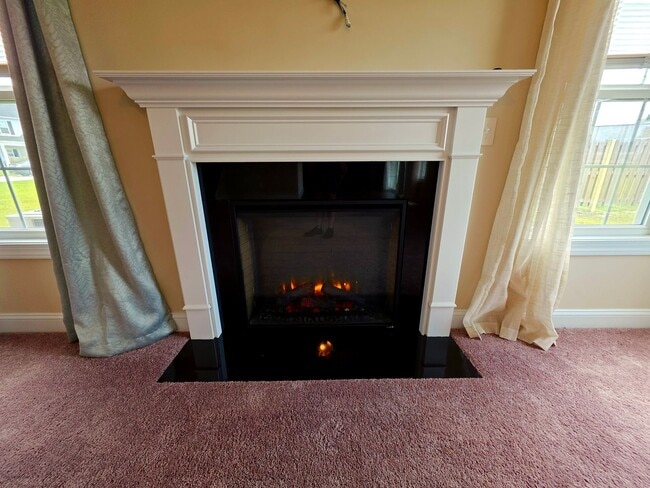 Building Photo - 4 BD in Stateside