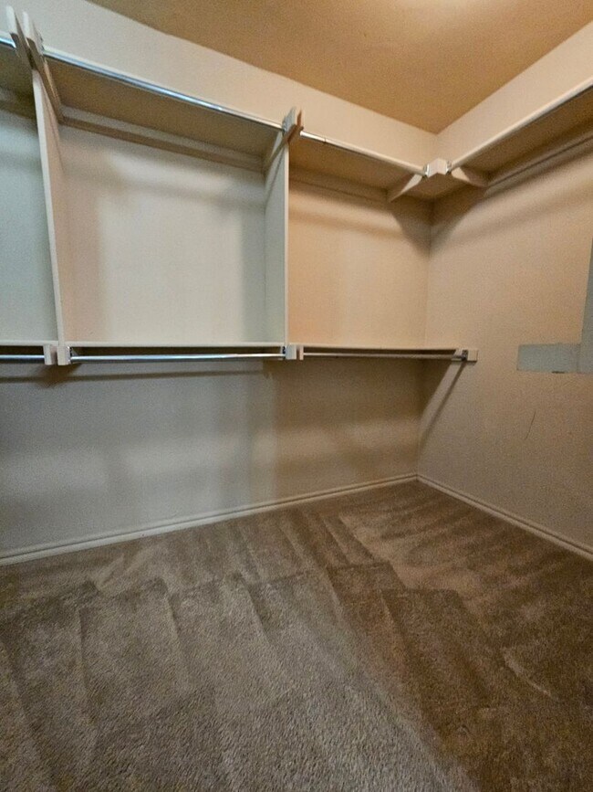 Building Photo - (4) Bed/(2) Bath in Winfield Addition OKC!