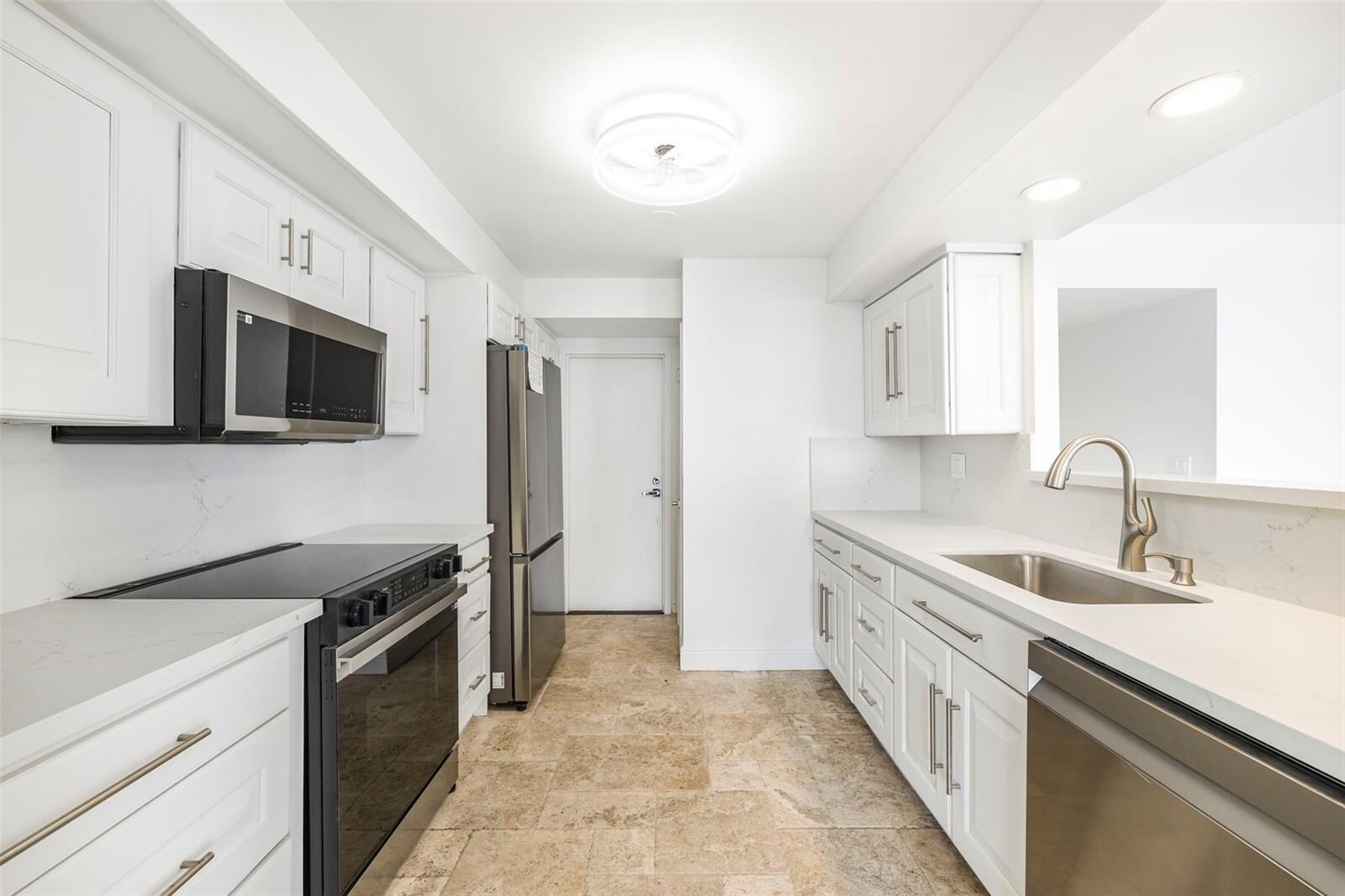 Building Photo - 1420 Brickell Bay Dr