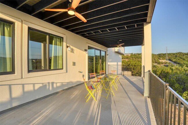 Building Photo - 7002 Deepwood Dr