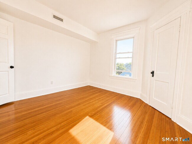 Building Photo - 545 Huntington Rd