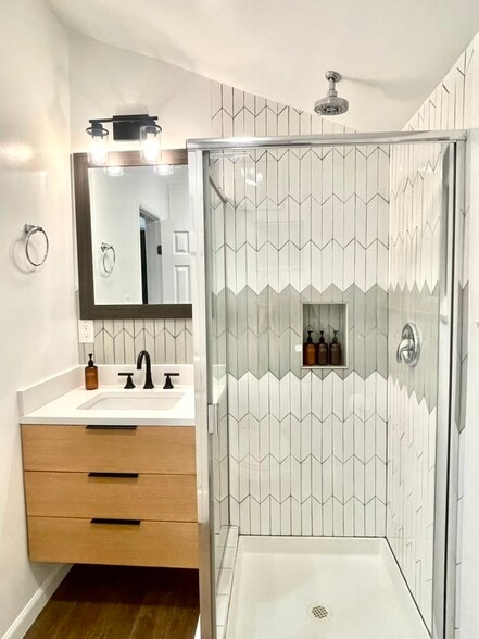 Updated: Full Bathroom, upstairs - 4746 W 159th St