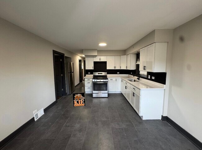 Building Photo - 14527 Irving Ave