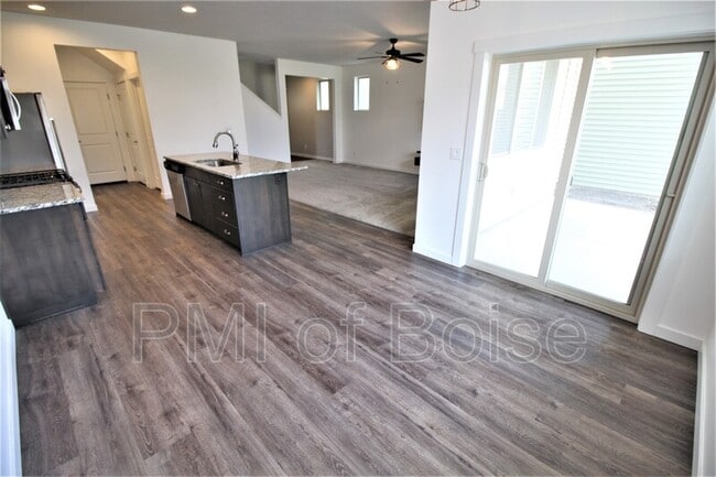 Building Photo - 2080 S Hills Ave.