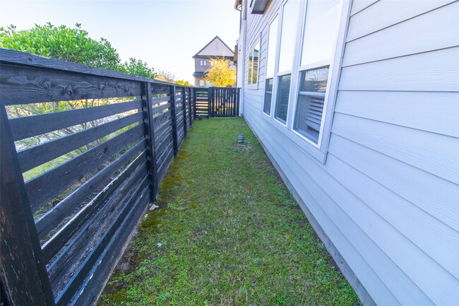 Building Photo - 18610 Parkland Square Pl