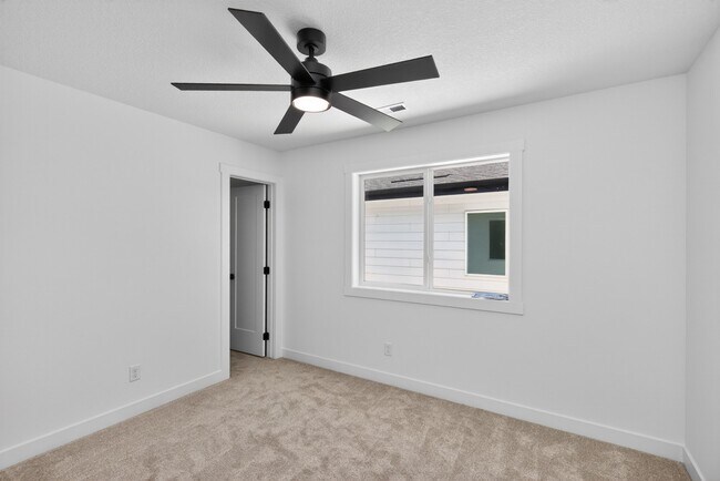 Building Photo - 1130 NW Sproul Dr