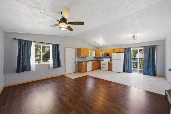 Building Photo - Move-In Ready Split-Level with Open Floor Plan