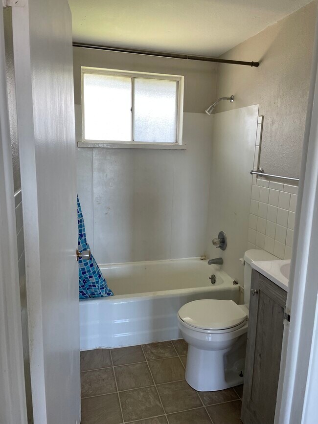 Bathroom - 131 E Nowlin St