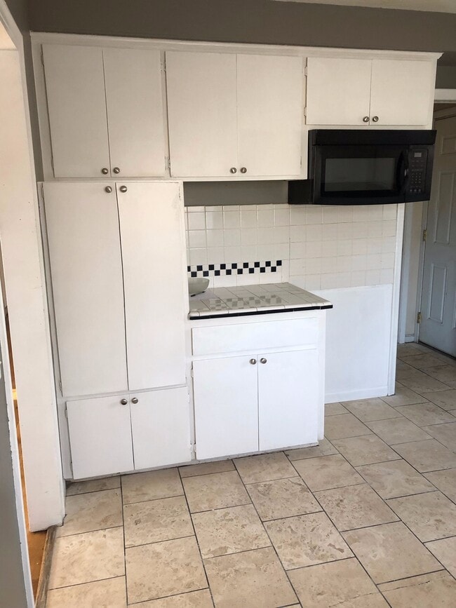 Building Photo - Nice 3bdr/2ba Ranch