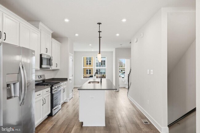 Building Photo - 211 Phoenix Dr