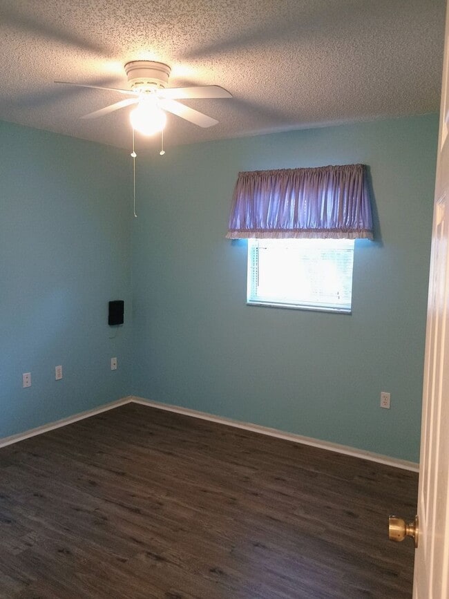 Building Photo - 2 bedroom 2 bathroom home with a screened in porch