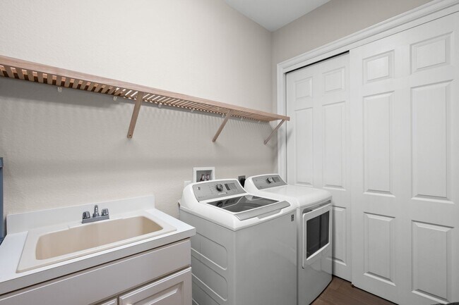 Building Photo - 3 Bed + Flex, 3 Bath 2,686 Sq Ft - Top Floor Coach Home