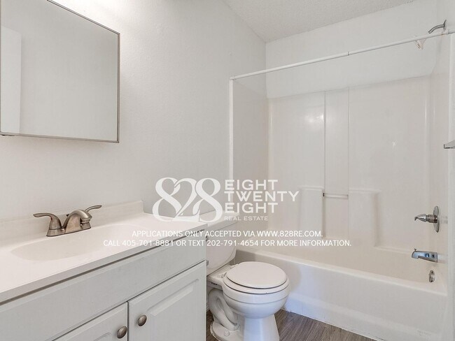 Building Photo - AVAILABLE NOW! 2 bed/1 bath Apartment at W...