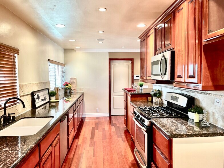 Building Photo - 8781 La Grand Ave