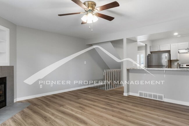 Building Photo - Renovated 3-Level 2BR Townhouse w/ Garage ...