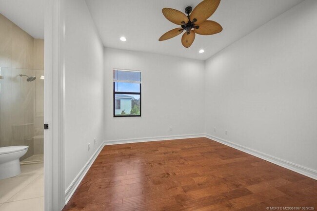 Building Photo - 5286 SW Pomegranate Way