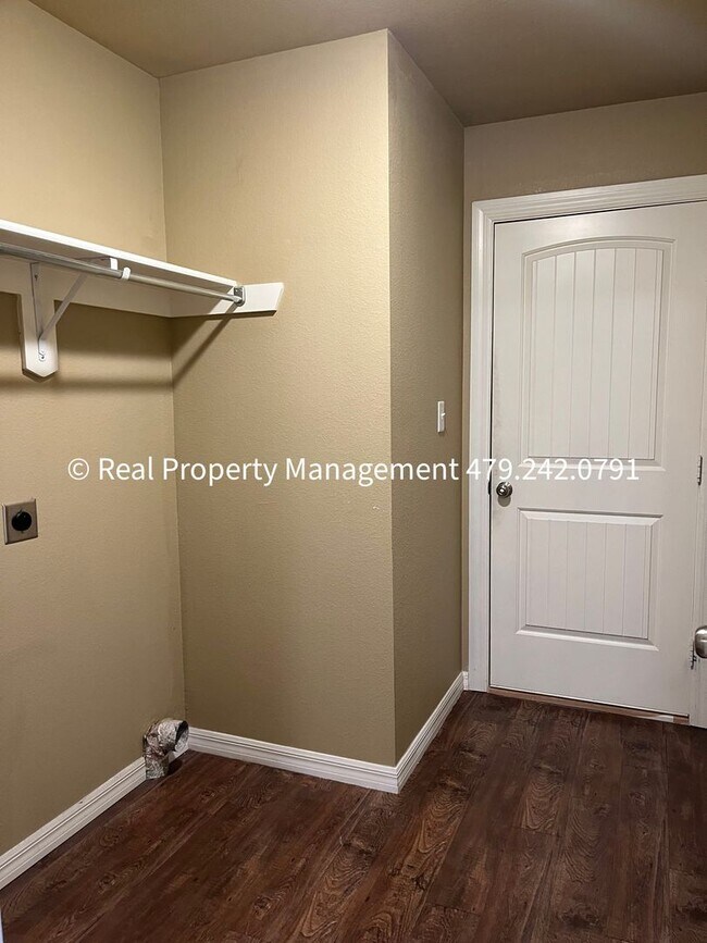 Building Photo - Very Nice 3B/2B Duplex Available NOW!