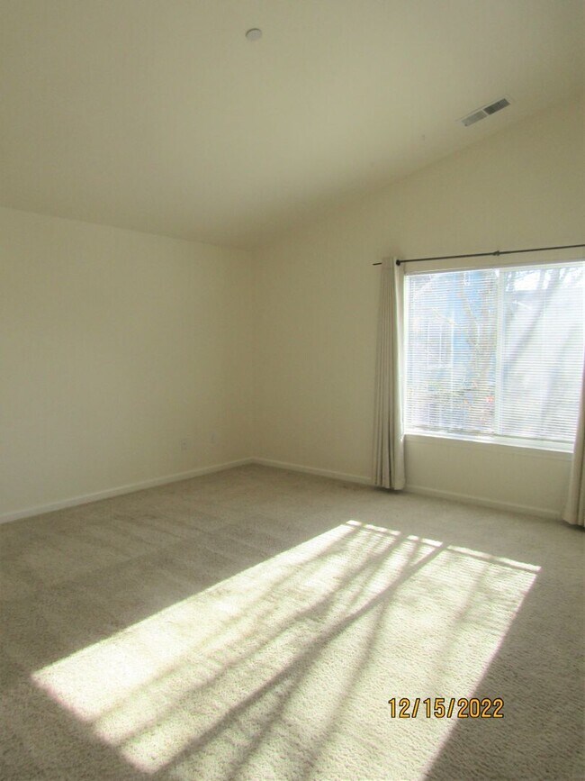 Building Photo - Great 3 bed 2.5 bath single family home in Windsor! Brand New Flooring and Paint!