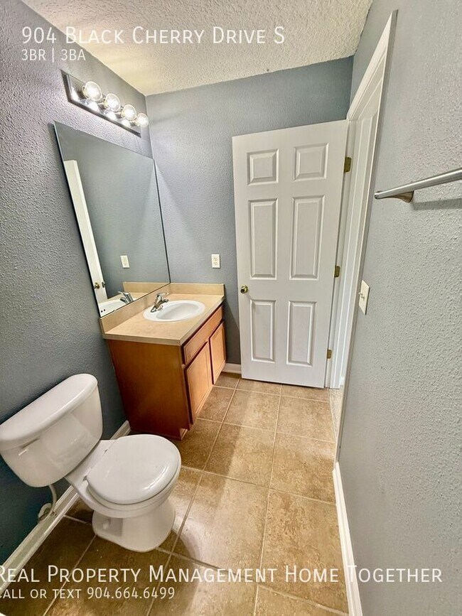 Building Photo - 904 Black Cherry Dr S