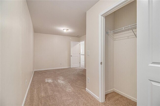 Building Photo - 5004 Longview Walk
