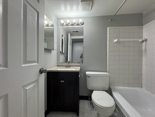 Building Photo - 4431 Oakwood