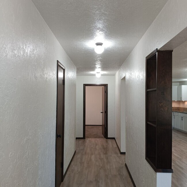Building Photo - Great Home & Office is Ready for you in Jefferson!