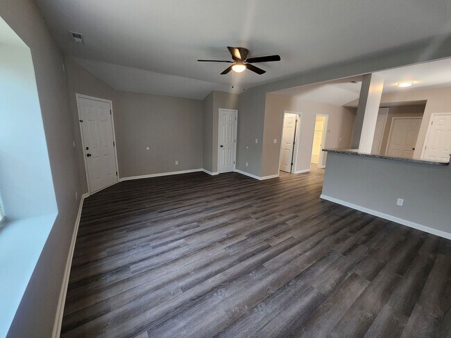Building Photo - Renovated 2 bedroom 1 bath duplex unit with updated floors, bath, and kitchen!!
