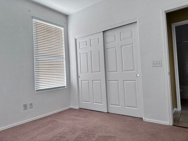 Building Photo - 4 bedroom and 3 full bathroom, 1 Bedroom a...