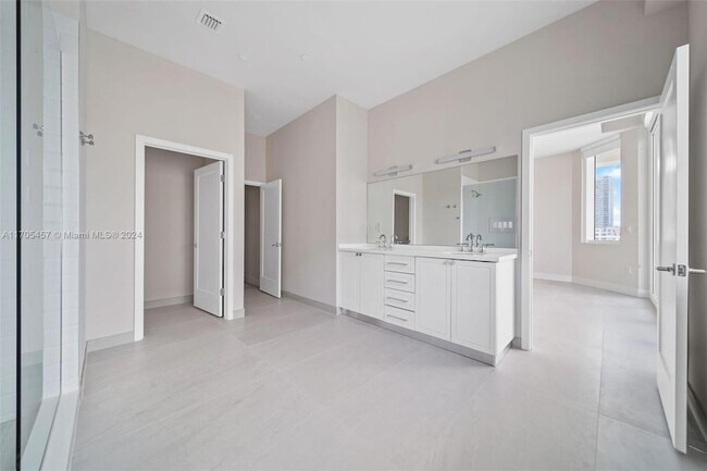 Building Photo - 555 NE 34th St