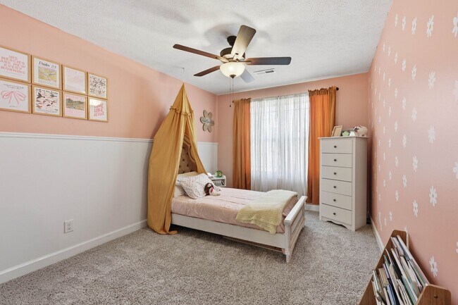 Building Photo - Dog Friendly Three Bedroom with Bonus in Sango!