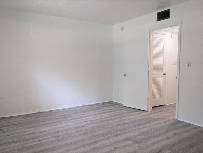 Building Photo - Renovated, spacious and good storage in Tyrone area apartment