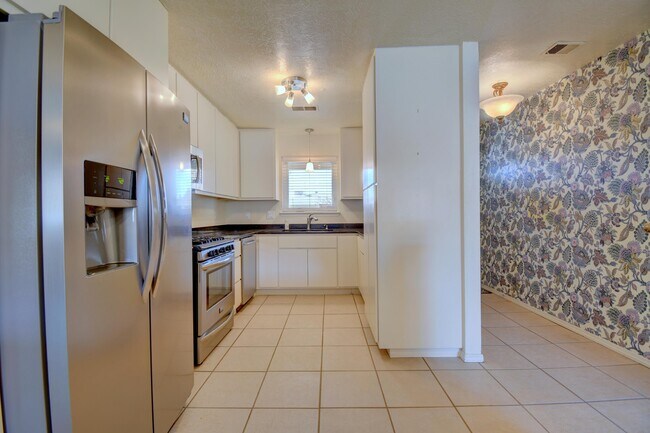 Building Photo - 5316 Van Christopher Dr NE