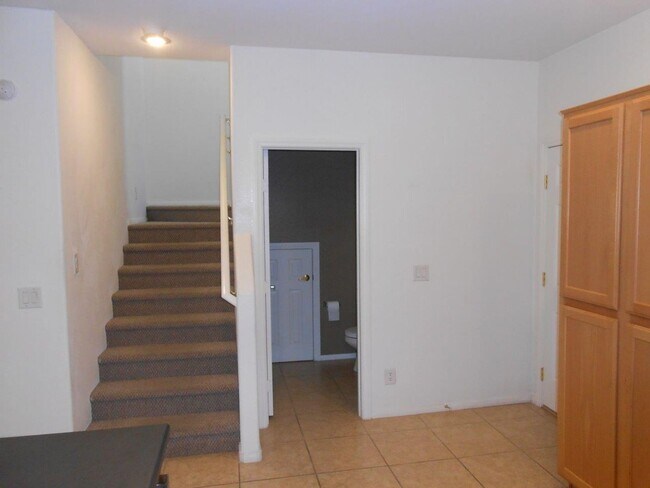 Building Photo - Spacious 2 Bedroom Home near Cactus and Ma...