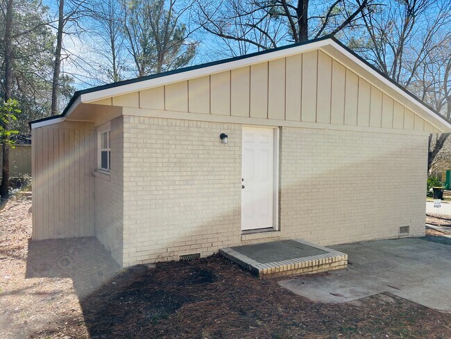 Building Photo - Wow! Check out this charming 3-bedroom, 1....