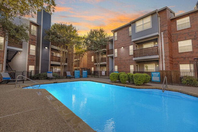 Building Photo - Silver Creek