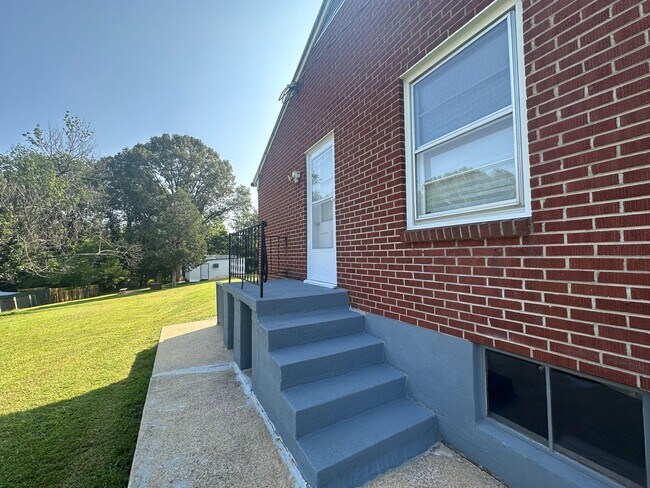 Building Photo - One Level Brick House Near University of L...