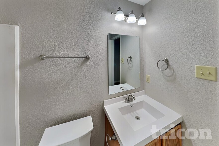 Building Photo - 8039 Retreat Ln