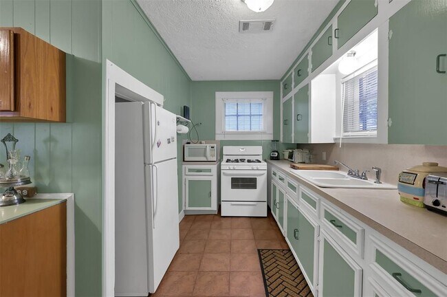 Building Photo - 1004 Mccall Ave