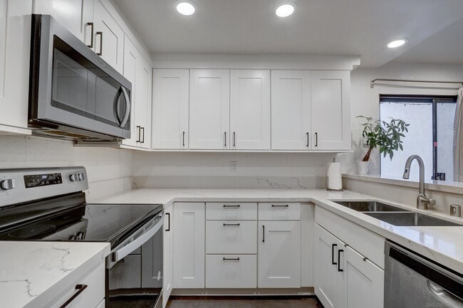 Building Photo - 4084 Crystal Dawn Ln