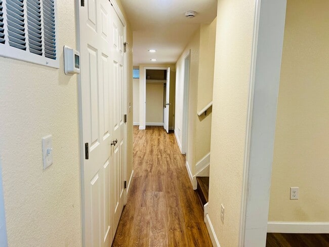 Building Photo - 3 Bed-1 Bathroom Available in Anshutz Medical Center Area - Duplex lower unit