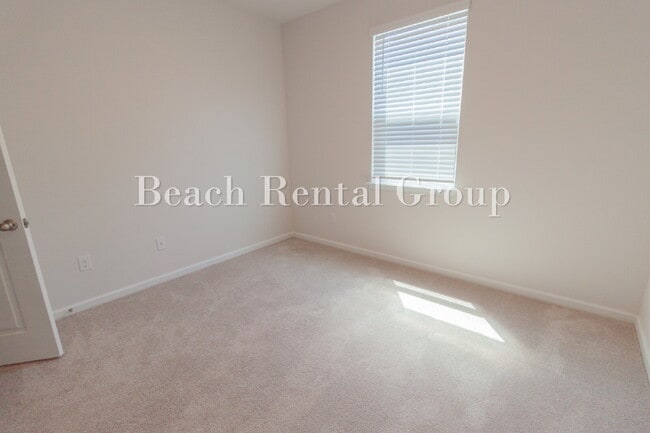 Building Photo - Spacious 4 Bedroom with Pond View