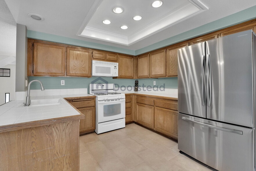 Primary Photo - 1 Deerpath Pl
