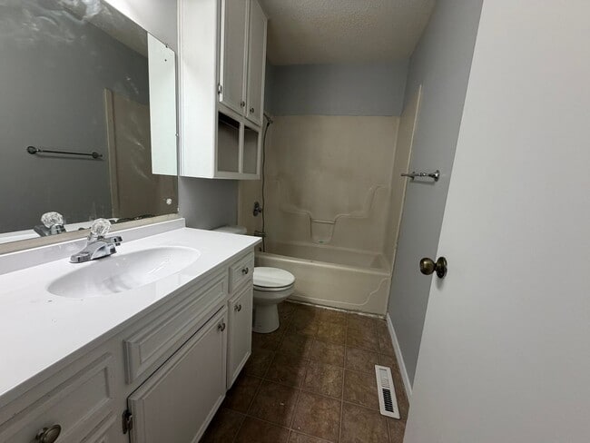 Building Photo - 3 Bed 2 Bath Duplex