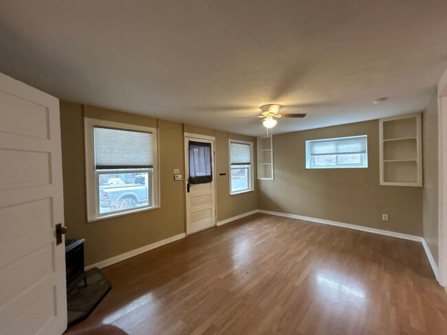 Building Photo - Down Town Living - 2 Bedroom / 1 Bathroom ...