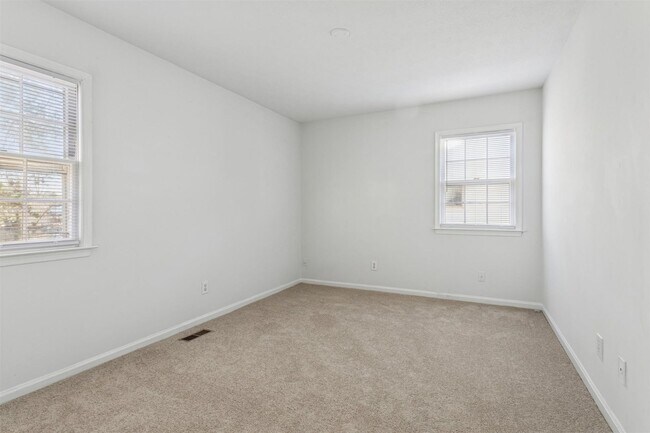 Building Photo - 3BR 2.5 BA Mid-Town Newport News