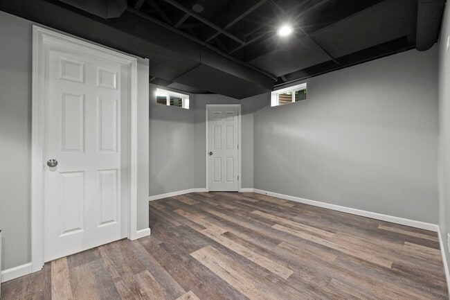 Building Photo - 714 S River St