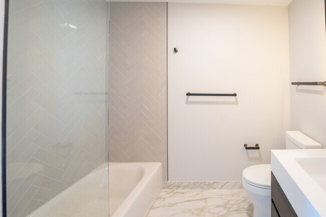 Building Photo - 55 Lagrange St