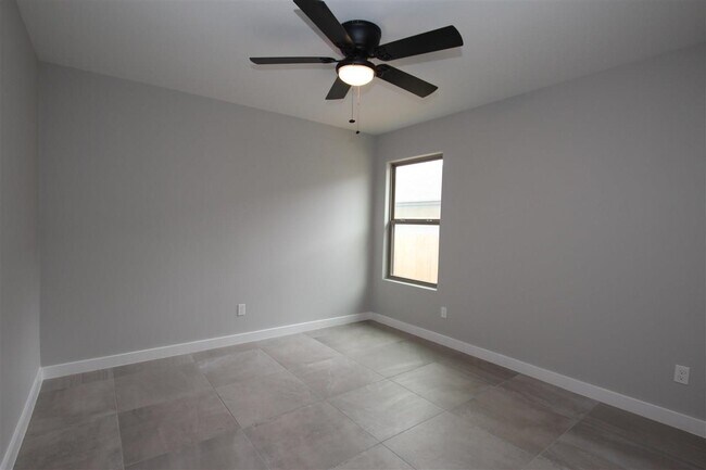 Building Photo - 1011 La Muralla St