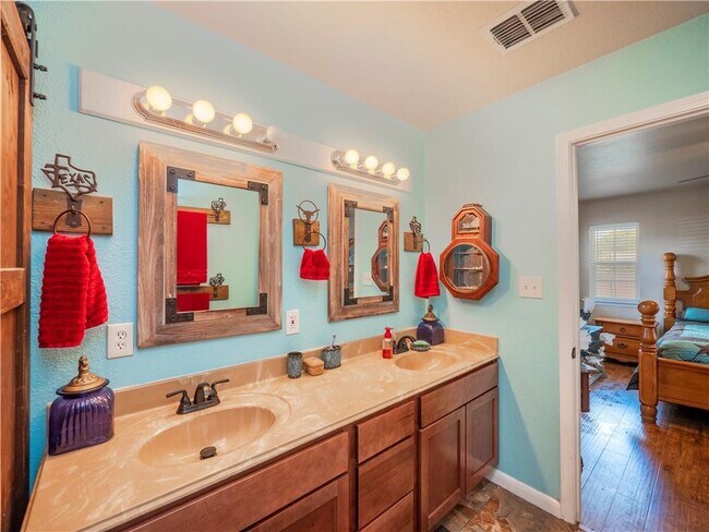 Building Photo - 691 Tamarack Dr