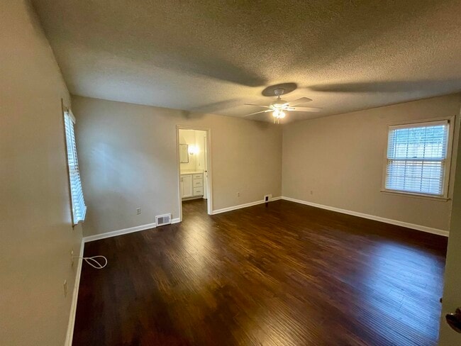 Building Photo - 2420 Stratfield Dr